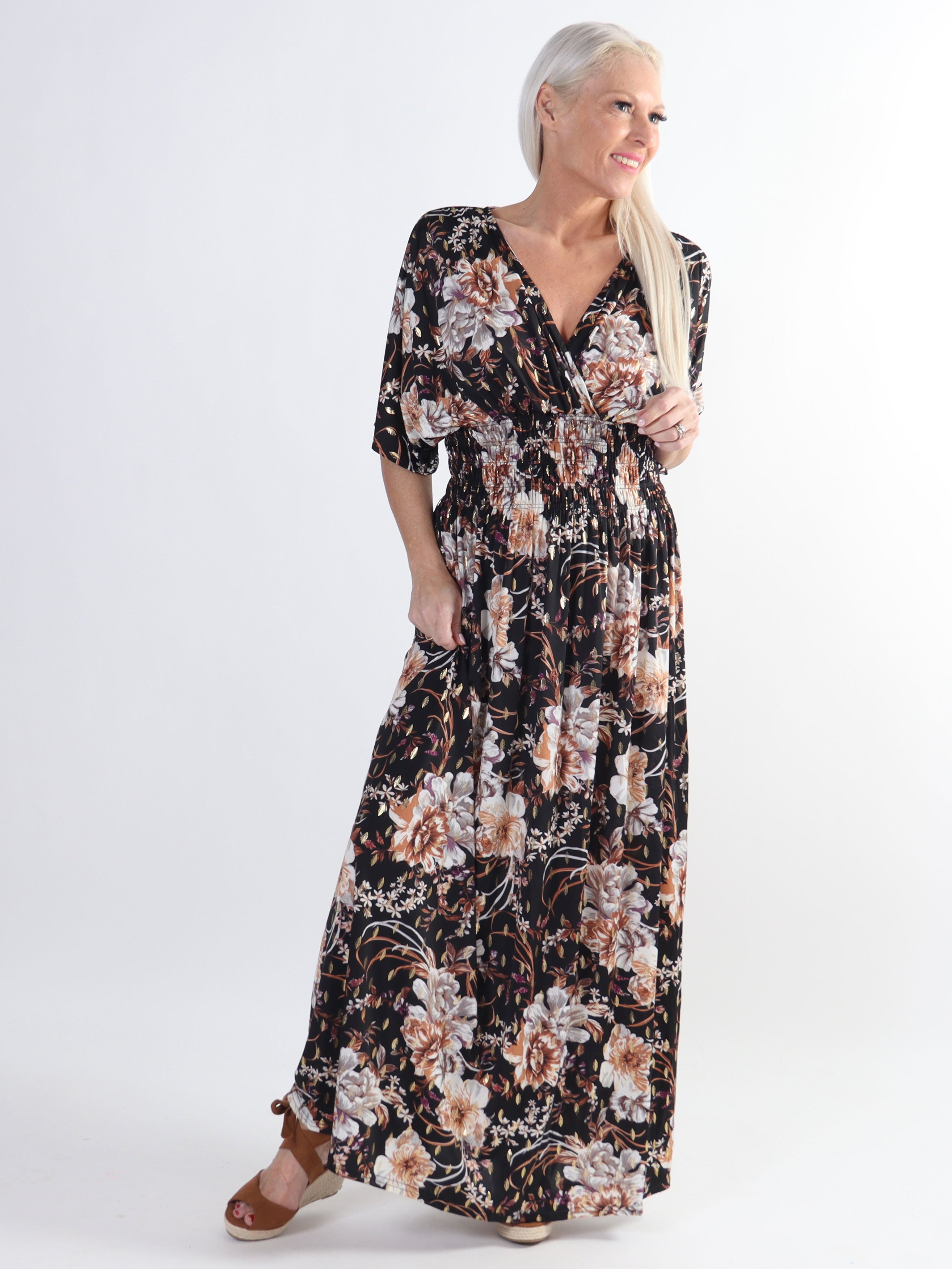 Pams Gold Flower - Lang elastisk plus size kjole i krølfrit stof